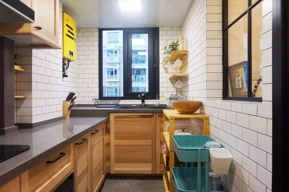狭长型的厨房要如何设计才能解决布置橱柜和收纳的烦恼