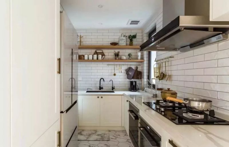 狭长型的厨房要如何设计才能解决布置橱柜和收纳的烦恼